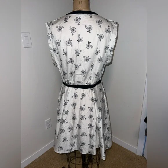 Dorothy Perkins Light Blue Dress with Black Bicycle Print and Trim - Picture 2 of 4